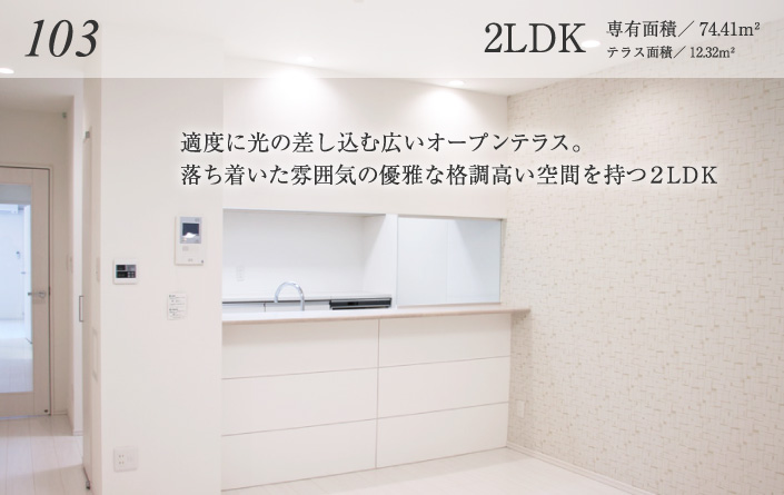 ゆったりとしたリビング。カラフルに彩られた明るい1LDK