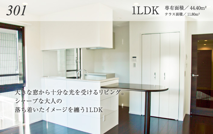 ゆったりとしたリビング。カラフルに彩られた明るい1LDK